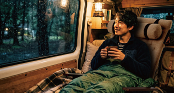 車中泊でRELAX PORTERを使う様子